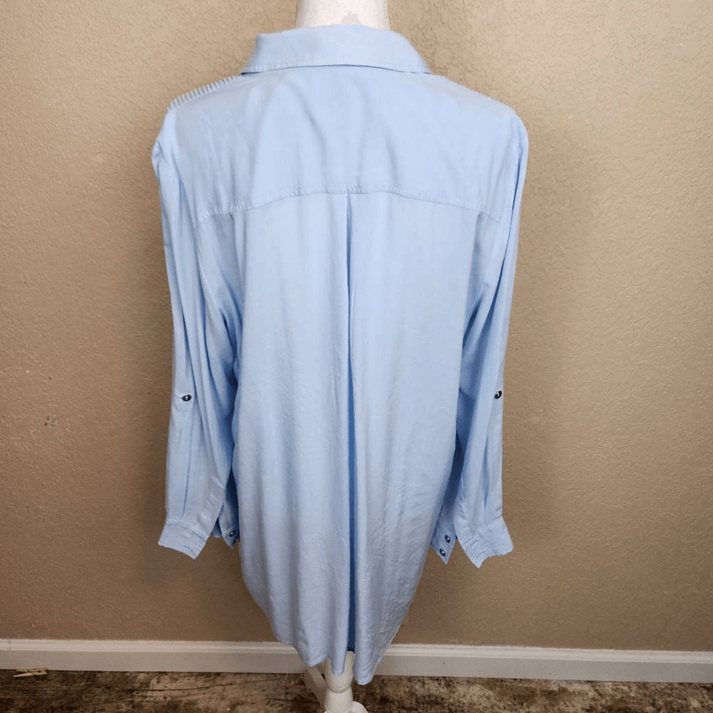 Chico's Light Blue Button Down Pleated Pocket Shirt Size 2 (Large) 7124 - Picture 2 of 6